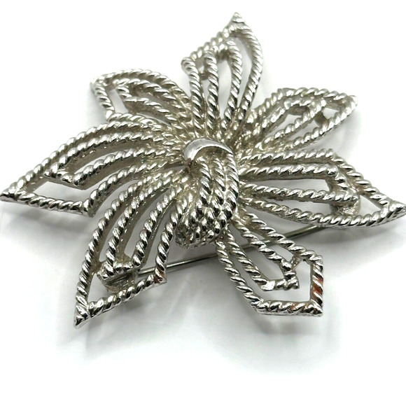 Monet Brooch Pin Textured Silver Tone Flower Star Angular Petals Vintage - Picture 1 of 5